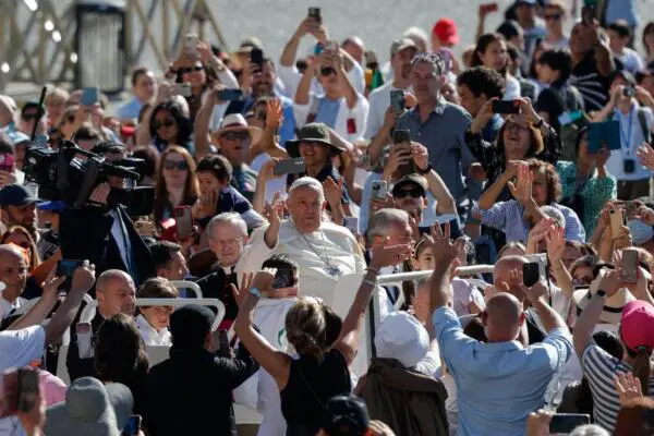 El papa Francisco a su llegada a la Plaza de San Pedro  para la audiencia general semanal, el 5 de junio de 2024. (Foto: EFE)