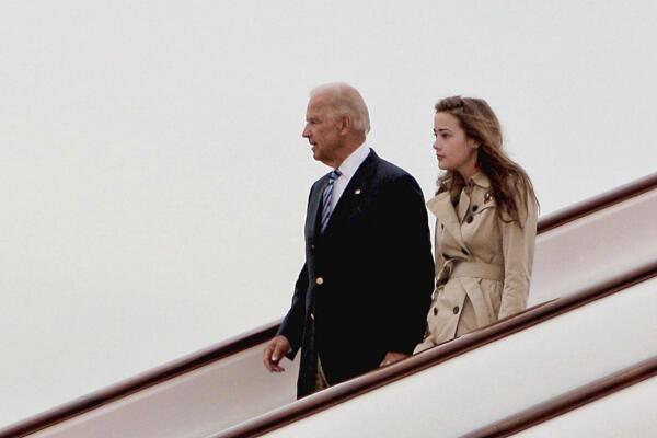 Fotografía de archivo en donde se ve al presidente de Estados Unidos, Joe Biden, (izquierda) y su nieta Naomi Biden. EFE/Lintao Zhang