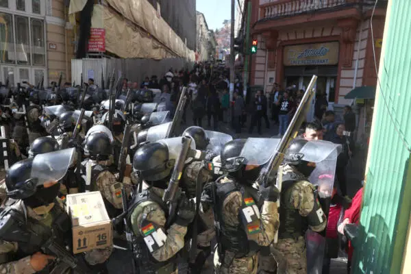 Militares intentan ingresar a la sede del Gobierno de Bolivia, este miércoles en La Paz (Bolivia). EFE/ Luis Gandarillas