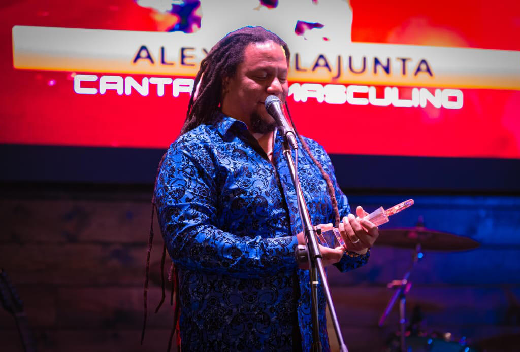 Alex Buena Junta triunfa en los Premios Talento Latino 2024