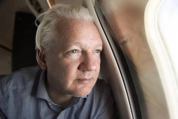 Una fotografía proporcionada por WikiLeaks muestra al fundador de WikiLeaks, Julian Assange, mirando por la ventana de un avión mientras se acerca a Bangkok para hacer una escala en el Aeropuerto Internacional Don Mueang, Tailandia. EFE/WikiLeaks