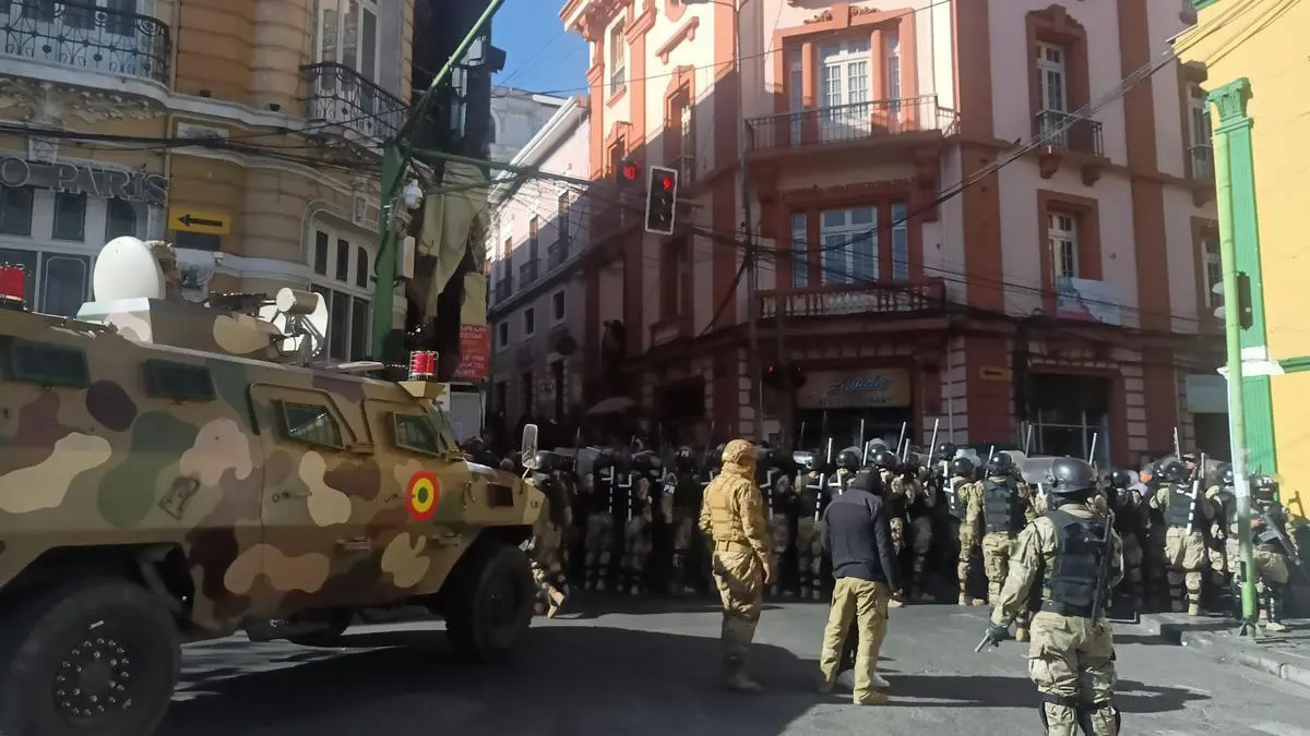 Bolivia: militares tumban las puertas y entran a la fuerza al palacio