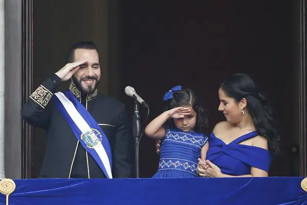 El presidente Bukele promete "sanar" la economía de El Salvador en su segundo mandato.