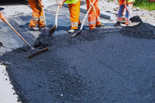 Imagen de trabajadores asfaltando una calle. Foto: Fuente externa
