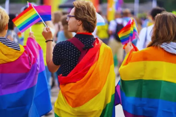 Personas promoviendo el Orgullo LGBTIQ. Foto: Fuente externa