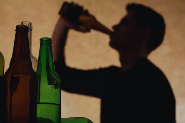 Un hombre consumiendo alcohol. Foto: Fuente externa