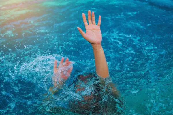 Imagen de un niño en una piscina. Foto: Fuente externa