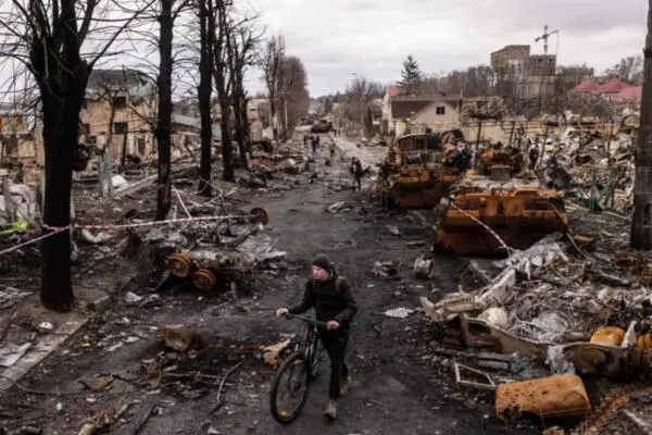 Un ciudadano observando los desastres que ha dejado la guerra entre Rusia y Ucrania en una calle de Bucha. Foto: Fuente externa