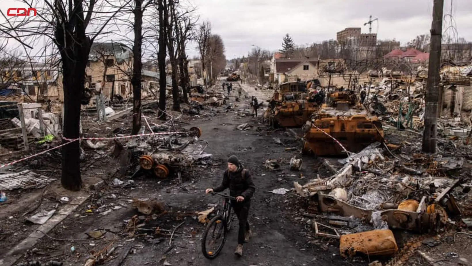 Un ciudadano observando los desastres que ha dejado la guerra entre Rusia y Ucrania en una calle de Bucha. Foto: Fuente externa