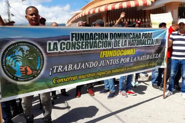 Municipales y ambientalistas durante la marcha en contra de instalación de grancera en Barahona. Foto: Fuente externa