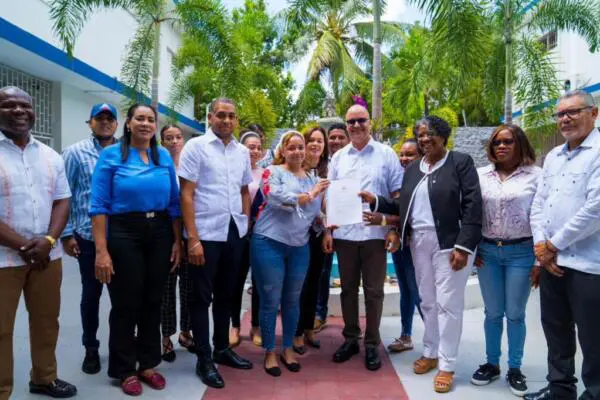 El aporte fue recibido por Jorge Torres, director técnico de la Liga Dominicana de Béisbol (LIDOM), y Jesús Manuel Feris Ferrús, en representación del equipo de béisbol Estrellas Orientales.