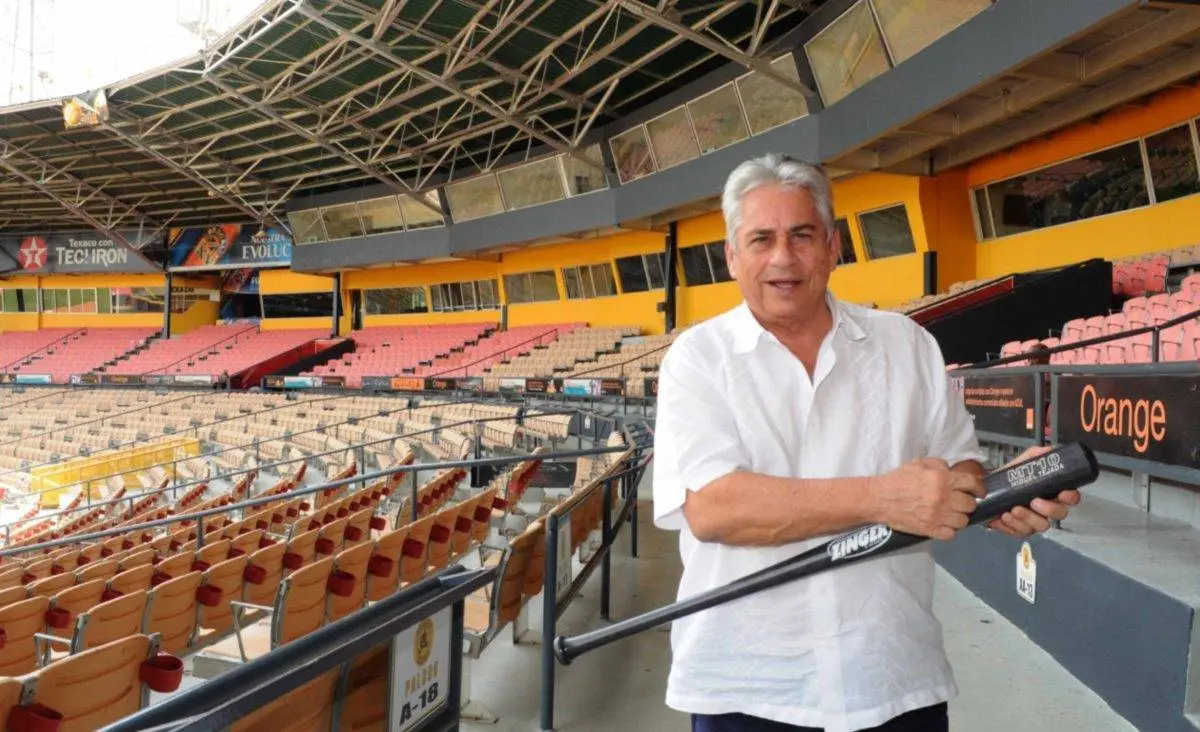 Chilote relata la gran relación que tuvo y sostiene con la liga mexicana a través de los equipos Cafeteros de Córdoba, Charros de Jalisco, y Diablos Rojos de México, equipo de los cuales fue manager-jugador.