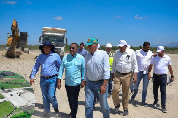 El director ejecutivo del DA, Víctor Pichardo, durante el recorrido de los terrenos del Aeropuerto Doméstico El Granero del Sur, junto técnicos de la institución y encargados del proyecto.