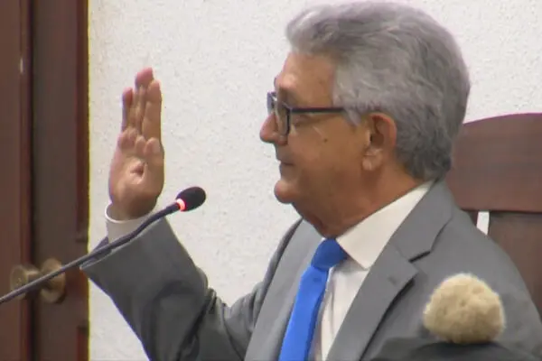  José Rijo Presbot, director general de Presupuesto, haciendo el juramento, antes de declarar
