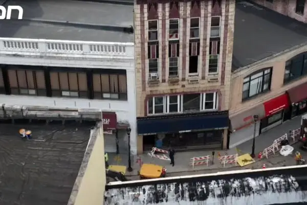 Dos personas atrapadas bajo escombros tras colapso de dos pisos en Nueva York