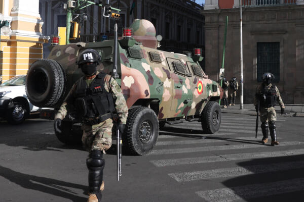 Fotografía de un tanque militar frente a la sede del Gobierno de Bolivia