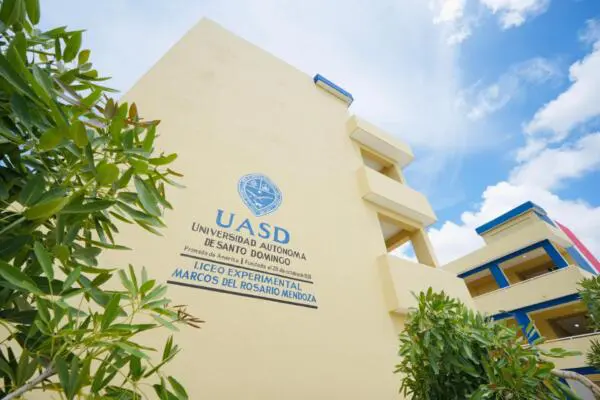 Abinader inaugura Liceo Experimental de la UASD en municipio de Guerra (fuente externa)