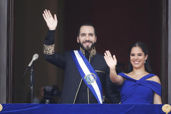 El presidente de El Salvador, Nayib Bukele, acompañado de su esposa, Gabriela Rodríguez. EFE/ Bienvenido Velasco