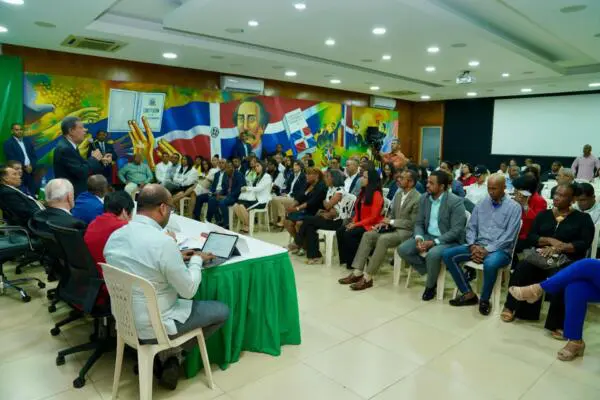 Leonel se reúne con candidatos  de la FP en el pasado proceso electoral. Foto fuente externa