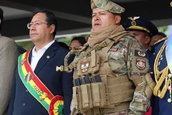 Luis Arce junto a Juan José Zúñiga, el ex comandante general del Ejército de Bolivia.