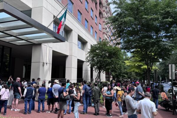 Mexicanos residentes en Washington asisten a votar a la Embajada de México. EFE/ Octavio Guzmán