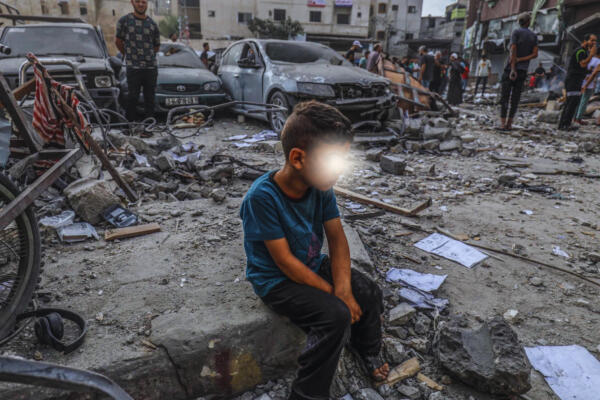 Un niño gazatíe observando los daños que ha dejado un ataque de Israel. Foto: Fuente externa 