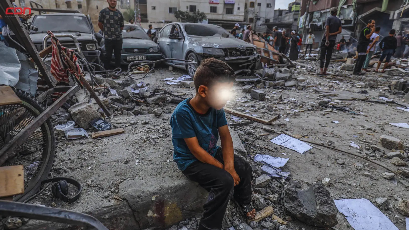 Un niño gazatíe observando los daños que ha dejado un ataque de Israel. Foto: Fuente externa