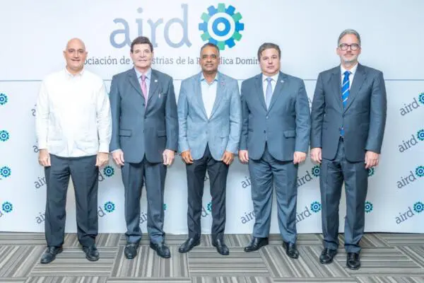 Ejecutivos de AIRD con funcionarios del Gobierno.Foto: fuente externa