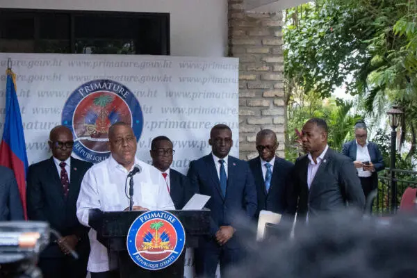 El primer ministro de Haití, Garry Conille, habla durante una rueda de prensa, este jueves en Puerto Príncipe (Haití).  EFE/ Johnson Sabin