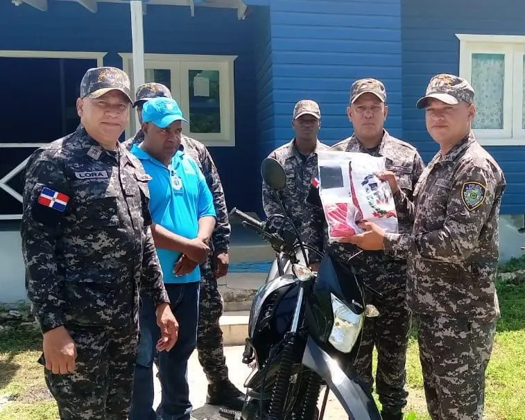 La Dirección General de la Policía Nacional entregó una motocicleta y banderas para el servicio preventivo en la isla Saona.