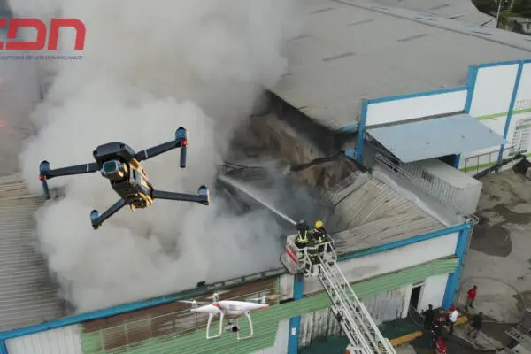 Uso de drones resultó vital para controlar incendio en nave industrial de autopista Duarte