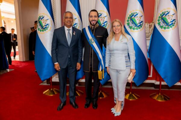 El ministro Joel Santos Echavarría y su esposa, Carmen Ligia Barceló, junto al presidente de El Salvador, Nayib Bukele, luego de la ceremonia de toma de mando de su segundo período de administración pública en El Salvador.(foto, fuente externa)