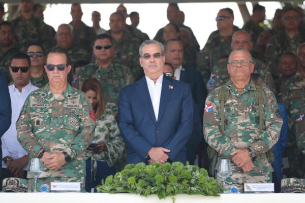 Presidente Abinader entrega 44 nuevos vehículos al Ejército. (foto, fuente externa)
