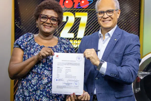 LEIDSA entrega certificado a ginecóloga que se ganó 27 millones en el Loto