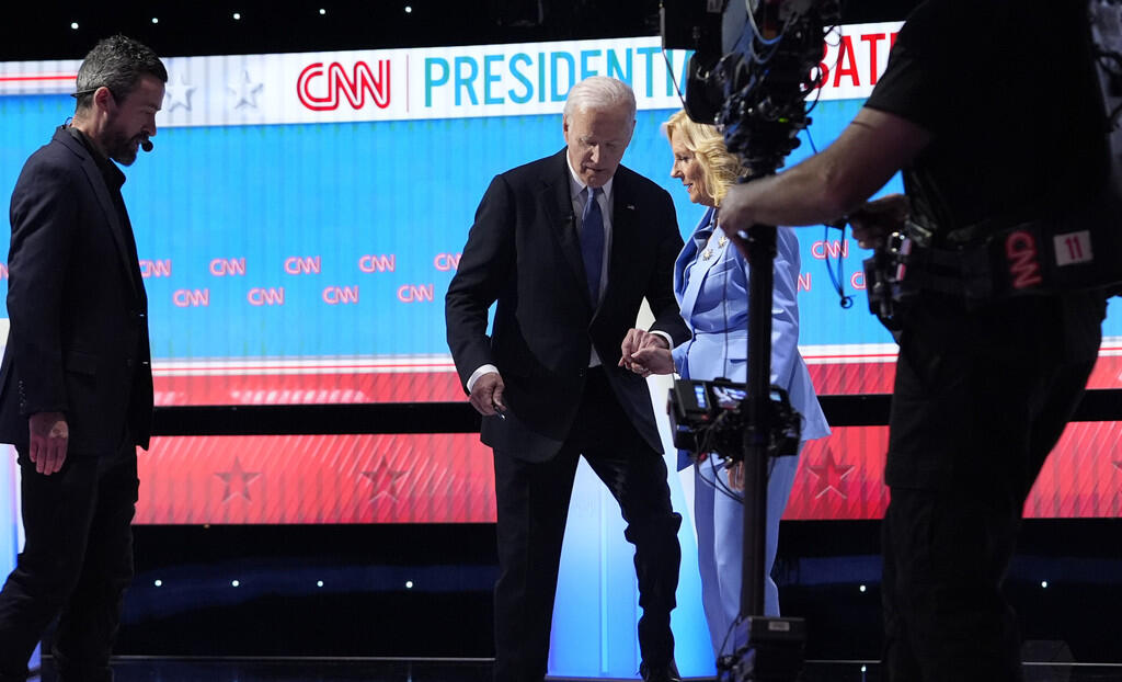 Biden tuvo que ser asistido y guiado por su esposa tras el debate presidencial