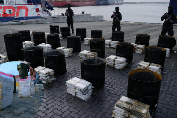 Incautan 371 paquetes de cocaína camuflados en tanques llenos de miel