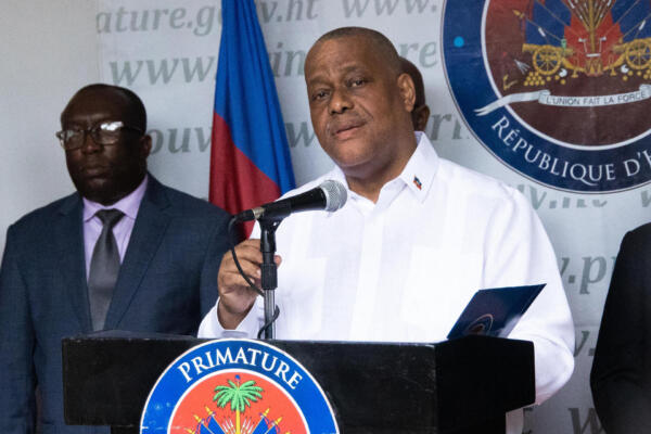 El primer ministro de Haití, Garry Conille, habla durante una rueda de prensa, este jueves en Puerto Príncipe (Haití). EFE/ Johnson Sabin