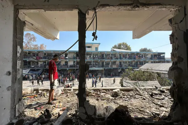 Al menos 40 gazatíes murieron este 6 de junio de 2024 en ataques israelíes sobre el campamento de refugiados de Nuseirat, en el centro de la Franja de Gaza, la mayoría de ellos en una escuela de la Agencia de la ONU para los Refugiados Palestinos (UNRWA) que albergaba decenas de desplazados. EFE/ Str