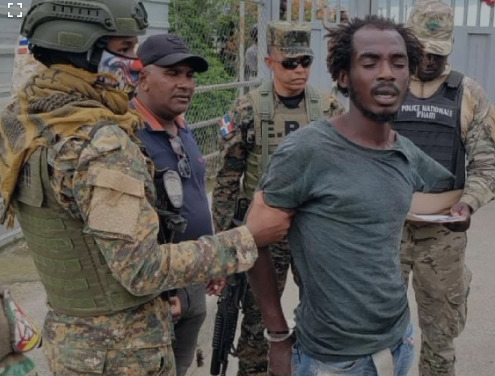 Ejército dominicano apresa y entrega extranjero buscado por las autoridades de Haití.(foto, fuente externa)