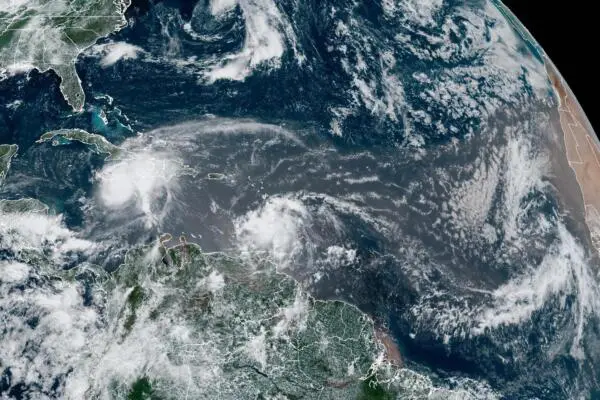 Fotografía satelital cedida este miércoles por La Oficina Nacional de Administración Oceánica y Atmosférica (NOAA) a través del Centro Nacional de Huracanes (NHC) estadounidense donde se muestra la localización del huracán Beryl en el Caribe. Beryl, un peligroso huracán de categoría 4, avanza hacia Jamaica, a donde llegará este mediodía con fuerza de ciclón mayor, para desplazarse después hacia México y Belice, según el Centro Nacional de Huracanes (NHC) de Estados Unidos. EFE/NOAA-NHC