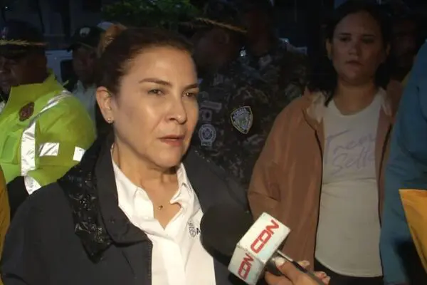 Alcaldesa del DN coordina acciones para recuperar normalidad en el malecón tras paso de Beryl