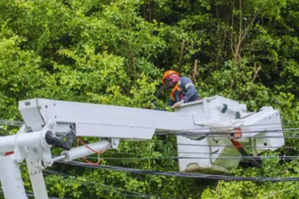 Brigadas solucionando servicio eléctrico durante huracán Beryl. Foto: fuente externa