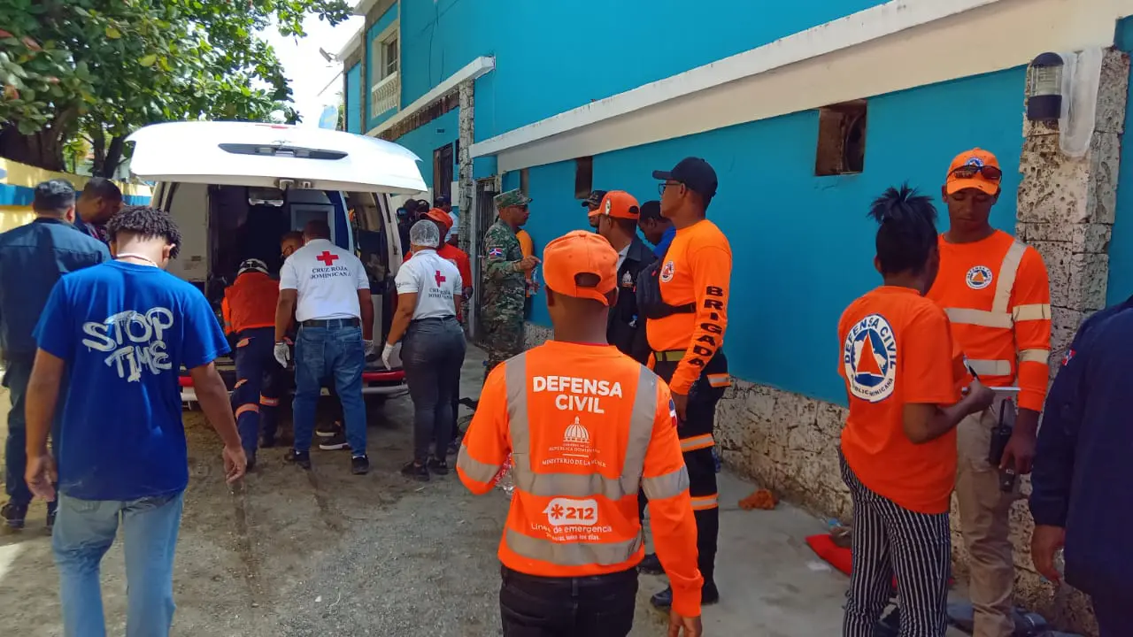 Naufraga embarcación con 50 pasajeros en la playa de Guayacanes