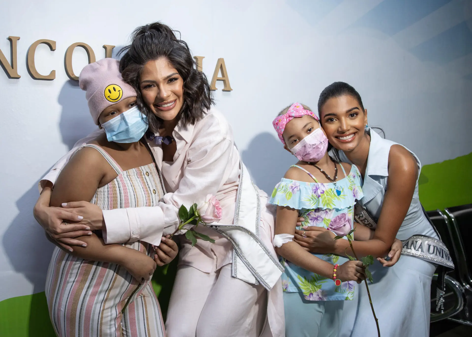 Niños con cáncer en Santo Domingo reciben visita de la Miss Universo nicaragüense Sheynnis Palacios
