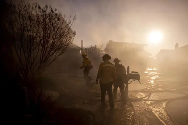 Fotografía de archivo donde se observan bomberos trabajando en la extinción de un incendio en Whittier el 10 de febrero de 2022 al este de Los Ángeles, California. (Estados Unidos). EFE/ Etienne Laurent