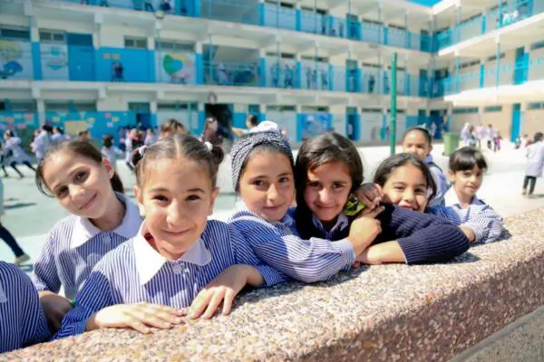 Israel bombardea dos escuelas de la UNRWA en Gaza consideradas 