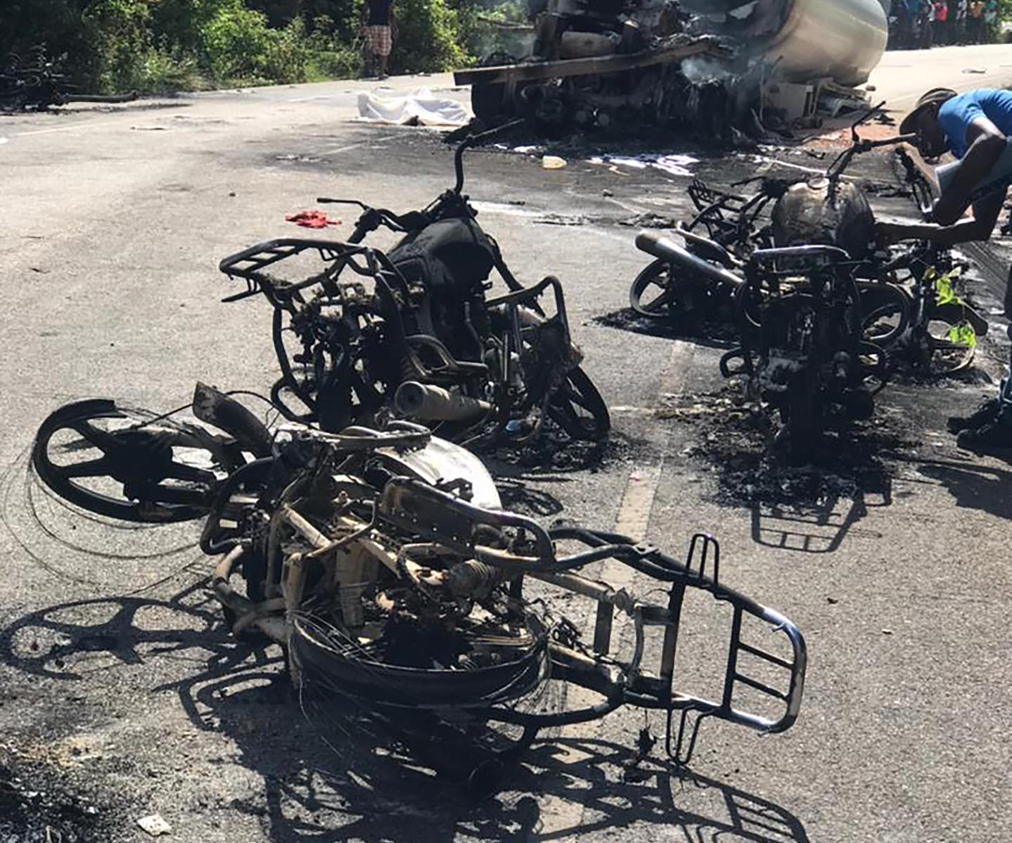 Además de los muertos y heridos graves, más de veinte motos y coches ardieron en el siniestro, que dejó conmocionada a la localidad de Miragoane, situada a un centenar de kilómetros al sur de Puerto Príncipe.