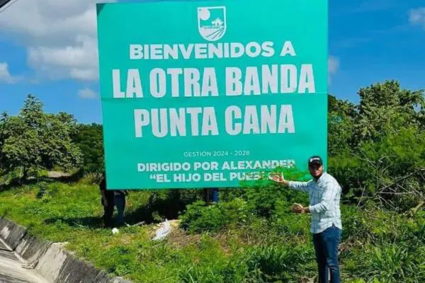 Director La Otra Banda coloca valla con nuevo nombre Foto: Fuente externa