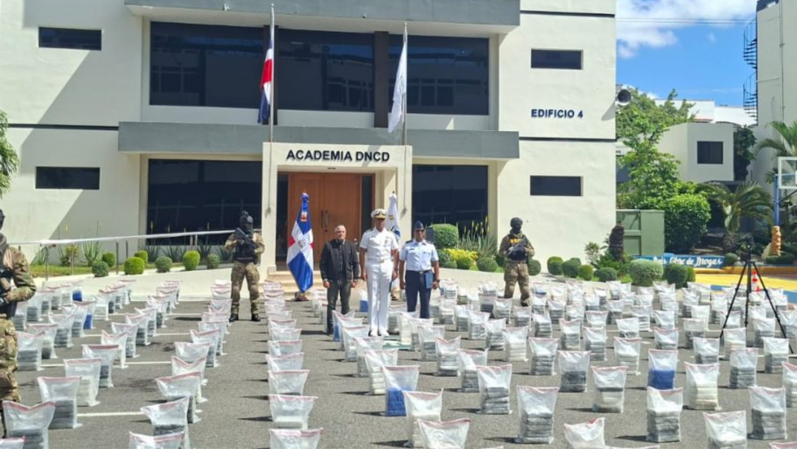 Incautan en Pedernales narcolancha con 1.6 toneladas de cocaína