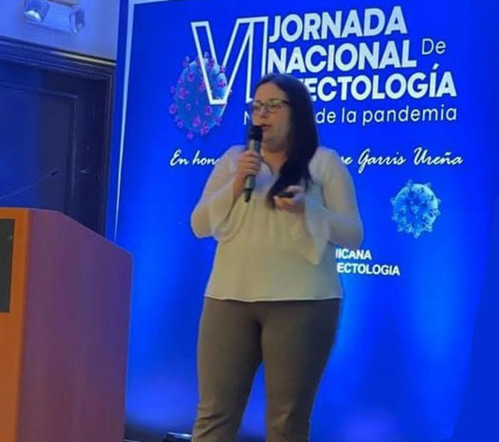 La microbióloga Joana Bacalhau, interviene en la VI Jornada Nacional de la Sociedad Dominicana de Infectología.